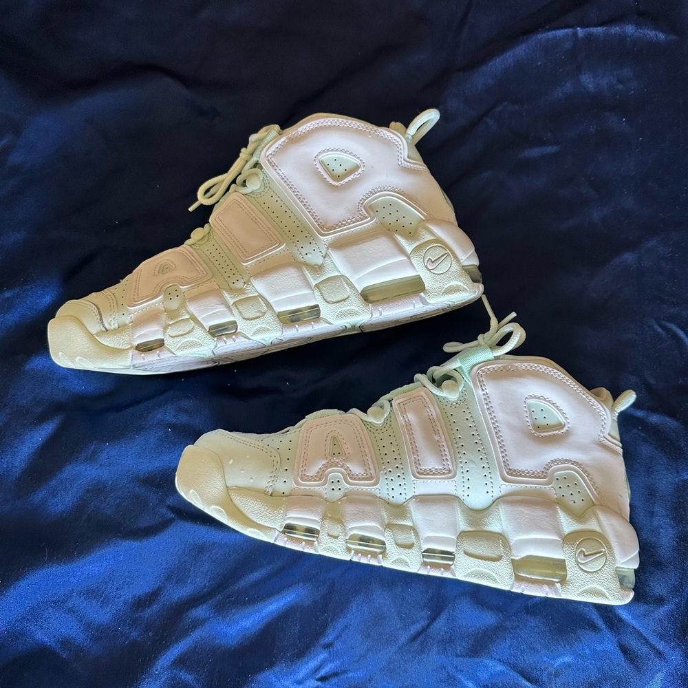 Wmns Air More Uptempo 'Barely
Green'